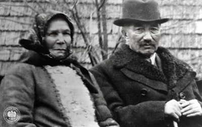 Wincenty Witos z żoną Katarzyną. Reprodukcja z wydawnictwa Krajowej Agencji Wydawniczej „Kronika Krakowska. Wincenty Witos”. Fot. ze zbiorów AIPN (IPNBU-1-4-5-21)