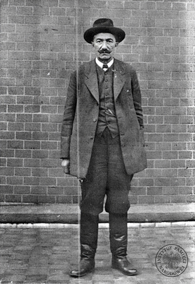 Wincenty Witos pozuje do zdjęcia na tle ceglanego muru. Fot. ze zbiorów AIPN (IPNBU-1-4-5-1)