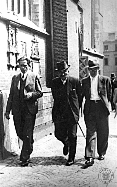 Od lewej: Stanisław Mierzwa, Wincenty Witos, Józef Marcinkowski podczas spaceru chodnikiem jednej z ulic krakowskich. Fot. z zasobu IPN (IPNKr-1-4-23-1)