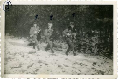 Żołnierze patrolu st. sierż. Walentego Waśkowicza ps. "Strzała" z oddziału kpt. Zdzisława Brońskiego ps. "Uskok". Od prawej: Stanisław Skorek ps. "Piróg", Stanisław Bartnik ps. "Góral" i Wacław Szacoń ps. „Czarny". Zdjęcie wykonane zimą 1948/1949 r.