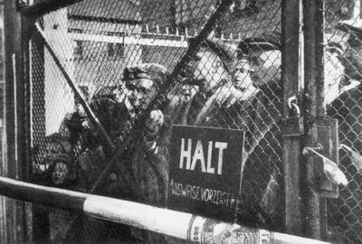 Prawdodpodobnie scena z filmowej inscenizacji powitania wyzwalających obóz żołnierzy armii radzieckiej przez ocalałych więźniów. Autor nieznany. Domena publiczna. Źródło AIPN.