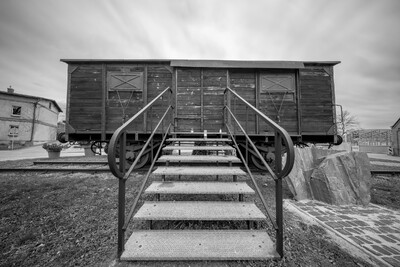 Radzionków. Wagon przed Centrum Dokumentacji Deportacji Górnoślązaków do ZSRR w 1945 roku. „Tragedia Górnośląska” – pamięć historii i historia pamięci. Fot. K. Łojko (IPN)