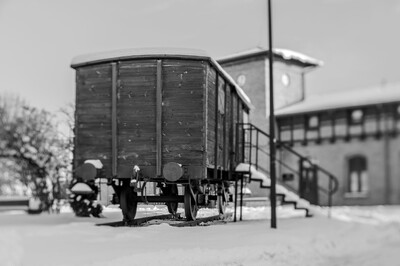 Radzionków. Wagon przed Centrum Dokumentacji Deportacji Górnoślązaków do ZSRR w 1945 roku. „Tragedia Górnośląska” – pamięć historii i historia pamięci. Fot. K. Łojko (IPN)
