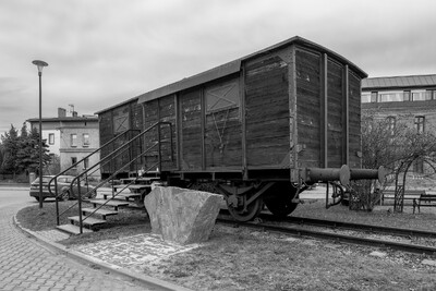 Radzionków. Wagon przed Centrum Dokumentacji Deportacji Górnoślązaków do ZSRR w 1945 roku. „Tragedia Górnośląska” – pamięć historii i historia pamięci. Fot. K. Łojko (IPN)