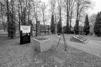 Świętochłowice-Zgoda. Pozostałość po obozie Zgoda, brama z tablicami upamiętniającymi ofiary. „Tragedia Górnośląska” – pamięć historii i historia pamięci. Fot. K. Łojko (IPN)