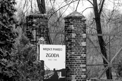 Świętochłowice-Zgoda. Pozostałość po obozie Zgoda, brama z tablicami upamiętniającymi ofiary. „Tragedia Górnośląska” – pamięć historii i historia pamięci. Fot. K. Łojko (IPN)