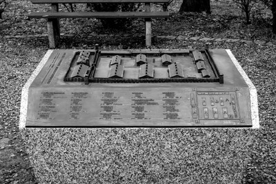 Świętochłowice-Zgoda. Pozostałość po obozie Zgoda, brama z tablicami upamiętniającymi ofiary. „Tragedia Górnośląska” – pamięć historii i historia pamięci. Fot. K. Łojko (IPN)