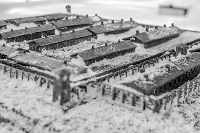 Świętochłowice-Zgoda. Pozostałość po obozie Zgoda, brama z tablicami upamiętniającymi ofiary. „Tragedia Górnośląska” – pamięć historii i historia pamięci. Fot. K. Łojko (IPN)