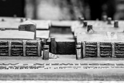 Świętochłowice-Zgoda. Pozostałość po obozie Zgoda, brama z tablicami upamiętniającymi ofiary. „Tragedia Górnośląska” – pamięć historii i historia pamięci. Fot. K. Łojko (IPN)