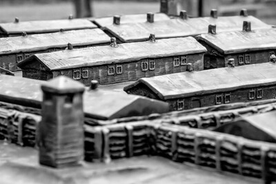 Świętochłowice-Zgoda. Pozostałość po obozie Zgoda, brama z tablicami upamiętniającymi ofiary. „Tragedia Górnośląska” – pamięć historii i historia pamięci. Fot. K. Łojko (IPN)