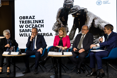 Uroczystość wręczenia Medalu Reipublicae Memoriae Meritum Adzie Krystynie Willenberg. Na zdj. (L) Ada Krystyna Willenberg, zastępca prezesa IPN dr hab. Karol Polejowski, dyrektor BWM Agnieszka Jędrzak, dyrektor BUWiM Adam Siwek – Warszawa, 23 stycznia 2025. Fot. Sławek Kasper (IPN)