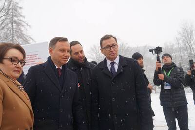 Razem z Jarosławem Szarkiem i Pawłem Skubiszem wystawę obejrzeli prezydent Andrzej Duda i minister Edukacji Anna Zalewska. Fot. Magdalena Ruczyńska (IPN)