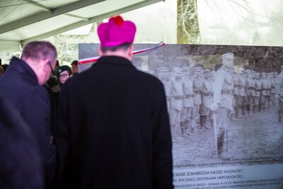 Podczas uroczystości odsłonięto pamiątkową fotografię, upamiętniającą rocznicę powstania szkoły. Fot. Sławomir Kasper (IPN)