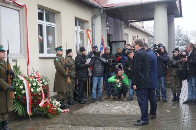Prezes IPN Jarosław Szarek i szef krakowskiego IPN Filip Musiał złożyli kwiaty przed tablicą upamiętniającą powstanie Szkoły Oficerskiej. Fot. Magdalena Ruczyńska (IPN)