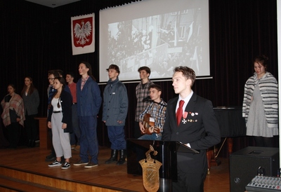 36. rocznica wprowadzenia stanu wojennego - uroczystość w II Liceum Ogólnokształcącym im. E. Plater w Sosnowcu