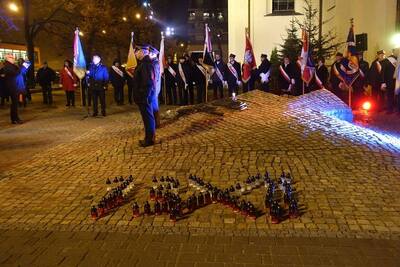 Uroczystości przy Pomniku-Krzyżu poświęconym Ofiarom Stanu Wojennego przy kościele Podwyższenia Świętego Krzyża u zbiegu ulic Sienkiewicza i Tuwima w Łodzi