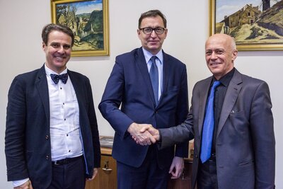 Podpisanie umowy dotyczącej przejęcia przez IPN budynku katowni przy Strzeleckiej 8. Fot. Sławomir Kasper (IPN)