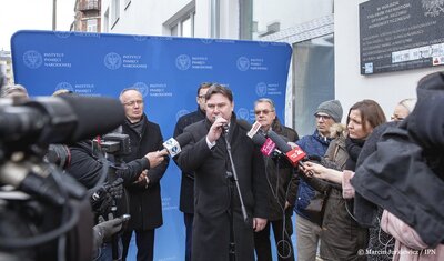 Konferencja prasowa, przed budynkiem przy ul. Strzeleckiej 8 na warszawskiej Pradze-Północ. Naczelnik OBEN IPN w Warszawie Dariusz Gałaszewski – 14 grudnia 2017. Fot. Marcin Jurkiewicz (IPN).