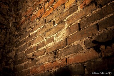 Piwnice byłej katowni NKWD/UB na warszawskiej Pradze – 14 grudnia 2017. Fot. Marcin Jurkiewicz (IPN)