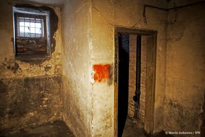 Piwnice byłej katowni NKWD/UB na warszawskiej Pradze – 14 grudnia 2017. Fot. Marcin Jurkiewicz (IPN)