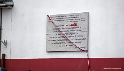 Odsłonięcie tablicy poświęconej kobietom internowanym i osadzonym w Areszcie Olszynka Grochowska – Warszawa, 20 grudnia 2017. Fot. Marcin Jurkiewicz