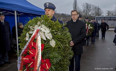 Odsłonięcie tablicy poświęconej kobietom internowanym i osadzonym w Areszcie Olszynka Grochowska – Warszawa, 20 grudnia 2017. Fot. Marcin Jurkiewicz