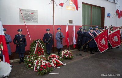 Odsłonięcie tablicy poświęconej kobietom internowanym i osadzonym w Areszcie Olszynka Grochowska – Warszawa, 20 grudnia 2017. Fot. Marcin Jurkiewicz