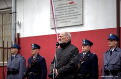 Odsłonięcie tablicy poświęconej kobietom internowanym i osadzonym w Areszcie Olszynka Grochowska – Warszawa, 20 grudnia 2017. Fot. Marcin Jurkiewicz