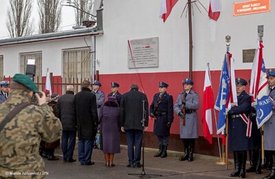 Odsłonięcie tablicy poświęconej kobietom internowanym i osadzonym w Areszcie Olszynka Grochowska – Warszawa, 20 grudnia 2017. Fot. Marcin Jurkiewicz