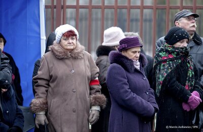 Odsłonięcie tablicy poświęconej kobietom internowanym i osadzonym w Areszcie Olszynka Grochowska – Warszawa, 20 grudnia 2017. Fot. Marcin Jurkiewicz
