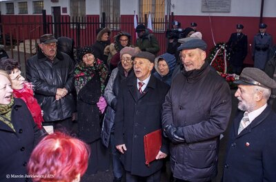 Odsłonięcie tablicy poświęconej kobietom internowanym i osadzonym w Areszcie Olszynka Grochowska – Warszawa, 20 grudnia 2017. Fot. Marcin Jurkiewicz