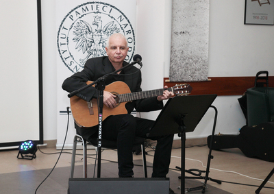 Utwory Przemysława Gintrowskiego wykonał Sławomir Zygmunt. Fot. Piotr Życieński (IPN)