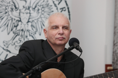 Utwory Przemysława Gintrowskiego wykonał Sławomir Zygmunt. Fot. Piotr Życieński (IPN)