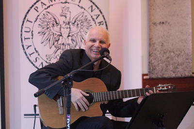 Utwory Przemysława Gintrowskiego wykonał Sławomir Zygmunt. Fot. Piotr Życieński (IPN)