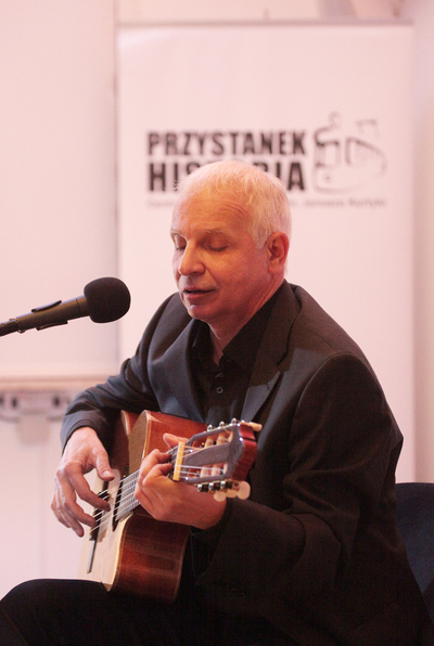 Utwory Przemysława Gintrowskiego wykonał Sławomir Zygmunt. Fot. Piotr Życieński (IPN)