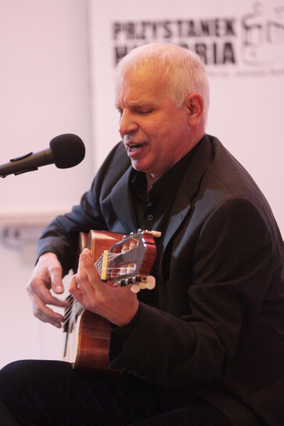 Utwory Przemysława Gintrowskiego wykonał Sławomir Zygmunt. Fot. Piotr Życieński (IPN)