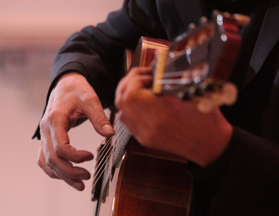 Utwory Przemysława Gintrowskiego wykonał Sławomir Zygmunt. Fot. Piotr Życieński (IPN)