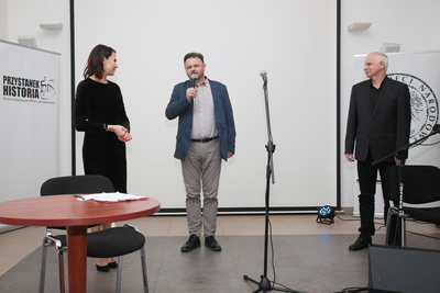 Koncert odbył się w stołecznym Przystanku Historia. Na zdj. Anna Popek, Adam Hlebowicz, zastępca dyrektora BEN IPN i Sławomir Zygmunt. Fot. Piotr Życieński (IPN)