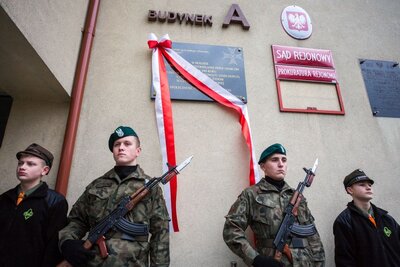 Odsłonięcie tablicy pamiątkowej poświęconej Eleonorze Goleń i innym mieszkańcom powiatu jasielskiego ratującym Żydów podczas niemieckiej okupacji – Jasło, 5 stycznia 2018. Fot. Sławomir Kasper (IPN)