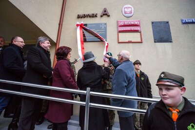 Odsłonięcie tablicy pamiątkowej poświęconej Eleonorze Goleń i innym mieszkańcom powiatu jasielskiego ratującym Żydów podczas niemieckiej okupacji – Jasło, 5 stycznia 2018. Fot. Sławomir Kasper (IPN)