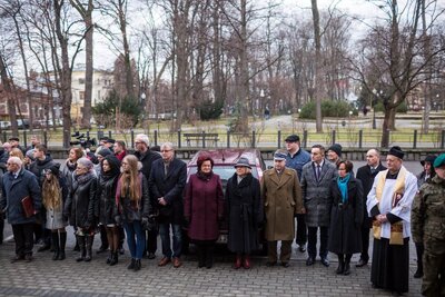 Odsłonięcie tablicy pamiątkowej poświęconej Eleonorze Goleń i innym mieszkańcom powiatu jasielskiego ratującym Żydów podczas niemieckiej okupacji – Jasło, 5 stycznia 2018. Fot. Sławomir Kasper (IPN)
