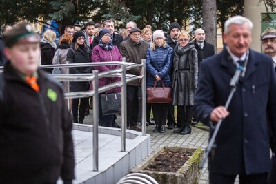 Odsłonięcie tablicy pamiątkowej poświęconej Eleonorze Goleń i innym mieszkańcom powiatu jasielskiego ratującym Żydów podczas niemieckiej okupacji – Jasło, 5 stycznia 2018. Fot. Sławomir Kasper (IPN)