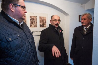 Od lewej: dyrektor szpitala specjalistycznego w Jaśle Michał Burbelka, wiceprezes IPN Mateusz Szpytma, starosta jasielski Adam Pawluś​ – Jasło, 5 stycznia 2018. Fot. Sławomir Kasper (IPN)