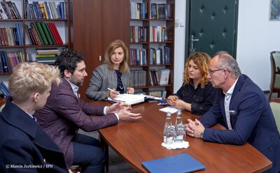 Przedstawiciele Fundacji Pamięci Ofiar Komunizmu z wizytą w IPN – 18 stycznia 2018. Fot. Marcin Jurkiewicz (IPN)