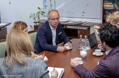 Przedstawiciele Fundacji Pamięci Ofiar Komunizmu z wizytą w IPN – 18 stycznia 2018. Fot. Marcin Jurkiewicz (IPN)