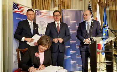 Uroczystość otwarcia „Przystanku Historia IPN” w Chicago. Prezes Zrzeszenia Nauczycieli Polskich w Ameryce Ewa Koch podpisuje porozumienie w sprawie współpracy z IPN – 18 stycznia 2018