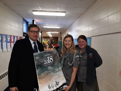 Spotkanie w Domu Harcerza. Na zdj. Jarosław Szarek z harcerkami: Alexis Wagner i Moniką Jaroszewicz – 20 stycznia 2018