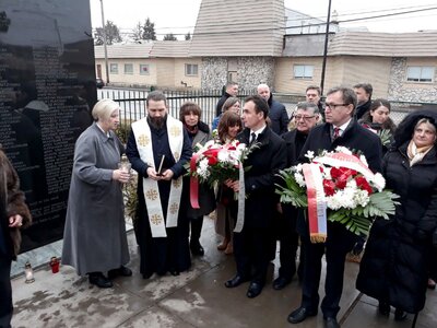 Składanie kwiatów przy tablicy smoleńskiej na cmentarzu św. Wojciecha w Niles – 21 stycznia 2018