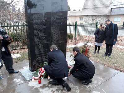 Składanie kwiatów przy tablicy smoleńskiej na cmentarzu św. Wojciecha w Niles – 21 stycznia 2018