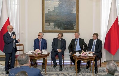 VI debata historyków w Belwederze. Profesorowie (od lewej): Włodzimierz Suleja (moderator), Andrzej Chwalba, Grzegorz Nowik, Janusz Cisek i Mariusz Wołos. Fot. Marcin Jurkiewicz (IPN)